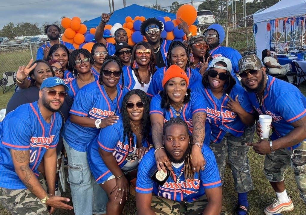 Class of 2007 alumni in matching Turner jerseys under an orange and blue balloon arch
